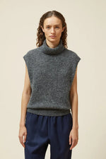 Pomandère Knitted vest with high collar