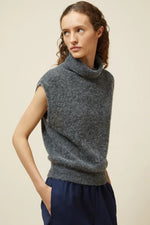 Pomandère Knitted vest with high collar